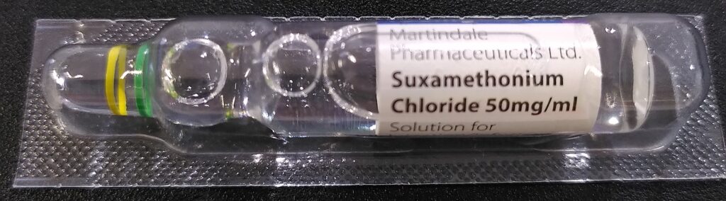 Ampolla de vidre d'un medicament de 2ml, dins del seu blister de plàstic transparent. Està etiquetada com a suxamethonium Chloride 50mg/ml