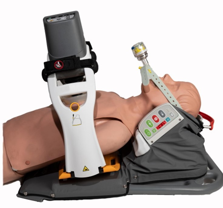 Sistema de posicionament de pacient en RCP EleGARDTM
En la imatge es veu un maniquí de RCP en aquest aparell. De la boca del maniquí en surt un ITD (impedance treshold device) connectat a un dispositiu de via aèria. En el tors hi ha situat un cardiocompressor. Tot el maniquí està situat sobre un dispositiu d'elevació de tronc, una plataforma amb un suport pel cap que es pot elevar
