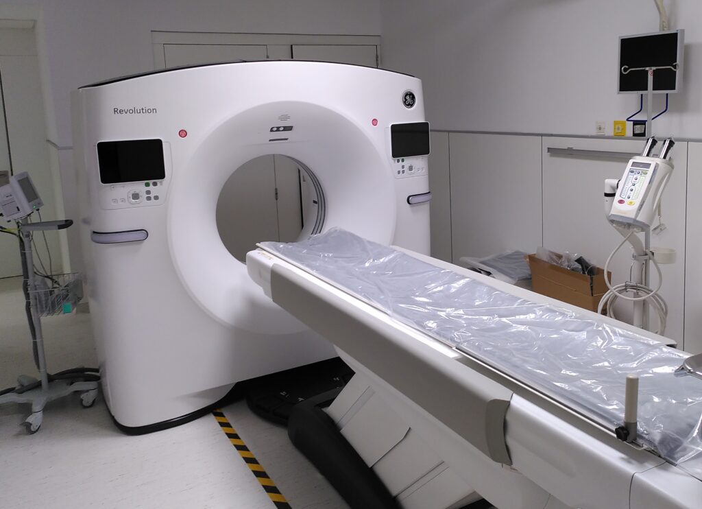 Aparell de tomografia computada modern encara per estrenar, amb la llitera embolicada en plàstic.