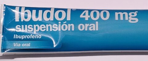 Primer pla d'un sobre de medicament, s'hi llegeix: Ibudol 400 mg. suspensión oral. Ibuprofeno. Vía oral