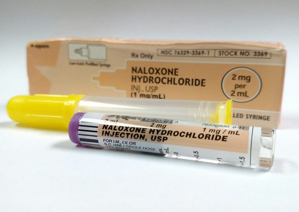 Vial de naloxona injectable davant del seu envàs