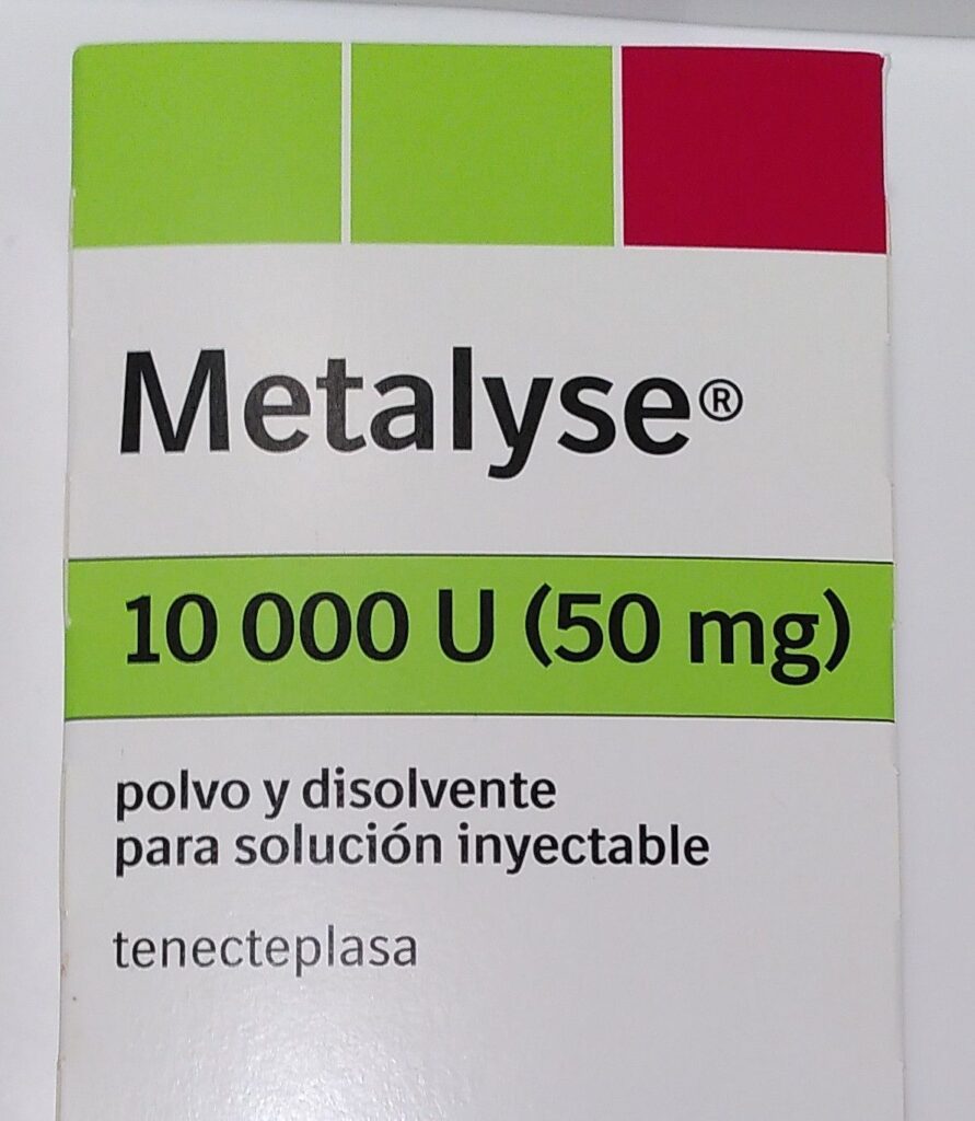 Envàs de Metalyse: Capsa de cartó blanca retolada com a Metalyse 10000 U (50 mg), pols i dissolvent per a solució injectable. Tenecteplasa