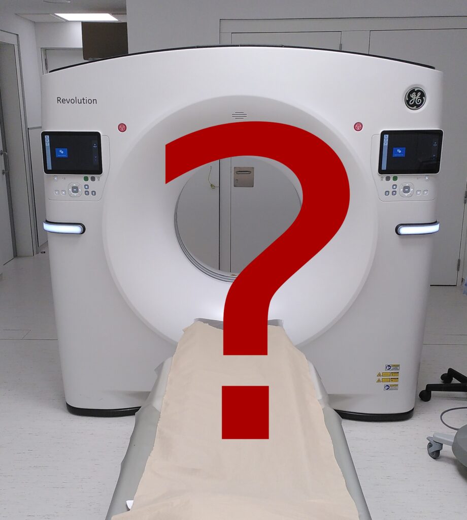 Primer pla d'un aparell de tomografia computada amb un interrogant superposat