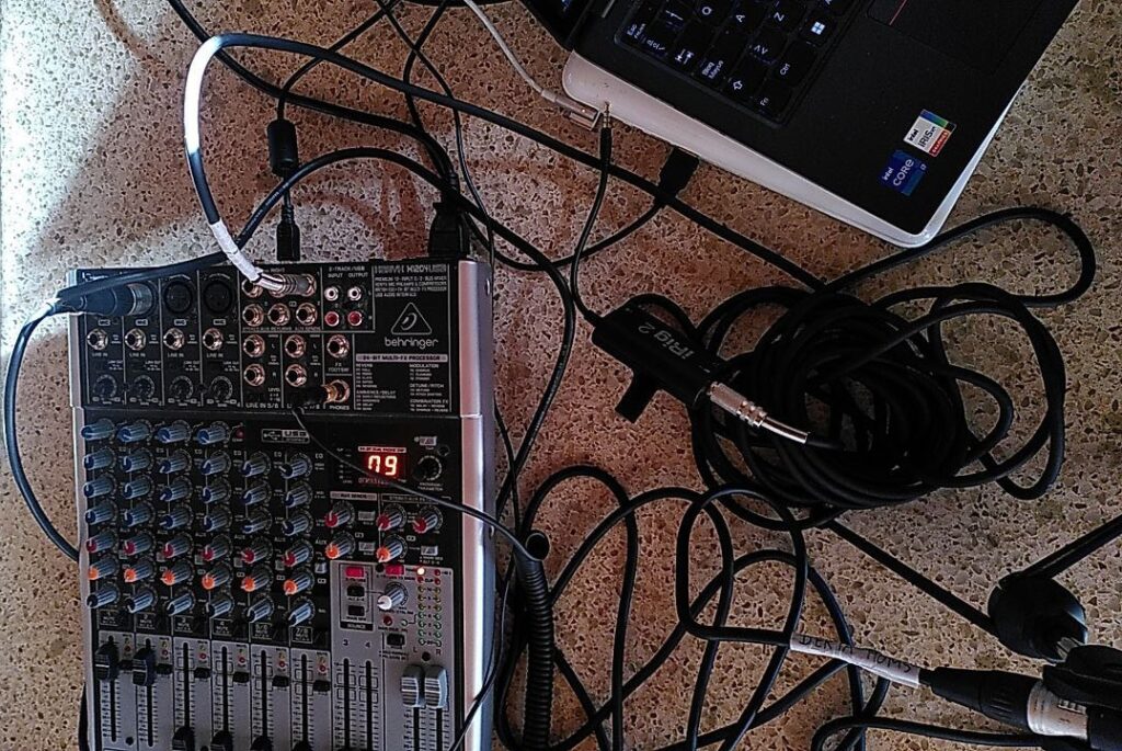 Taula de mescles i cables damunt una taula