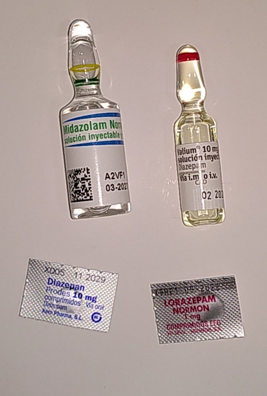 Imatge de diferents benzodiazepines. A dalt l'esquerra una ampolla de midazolam, a la dreta una de diazepam, valium. A sota un comprimit de diazepam i un de lorazepam