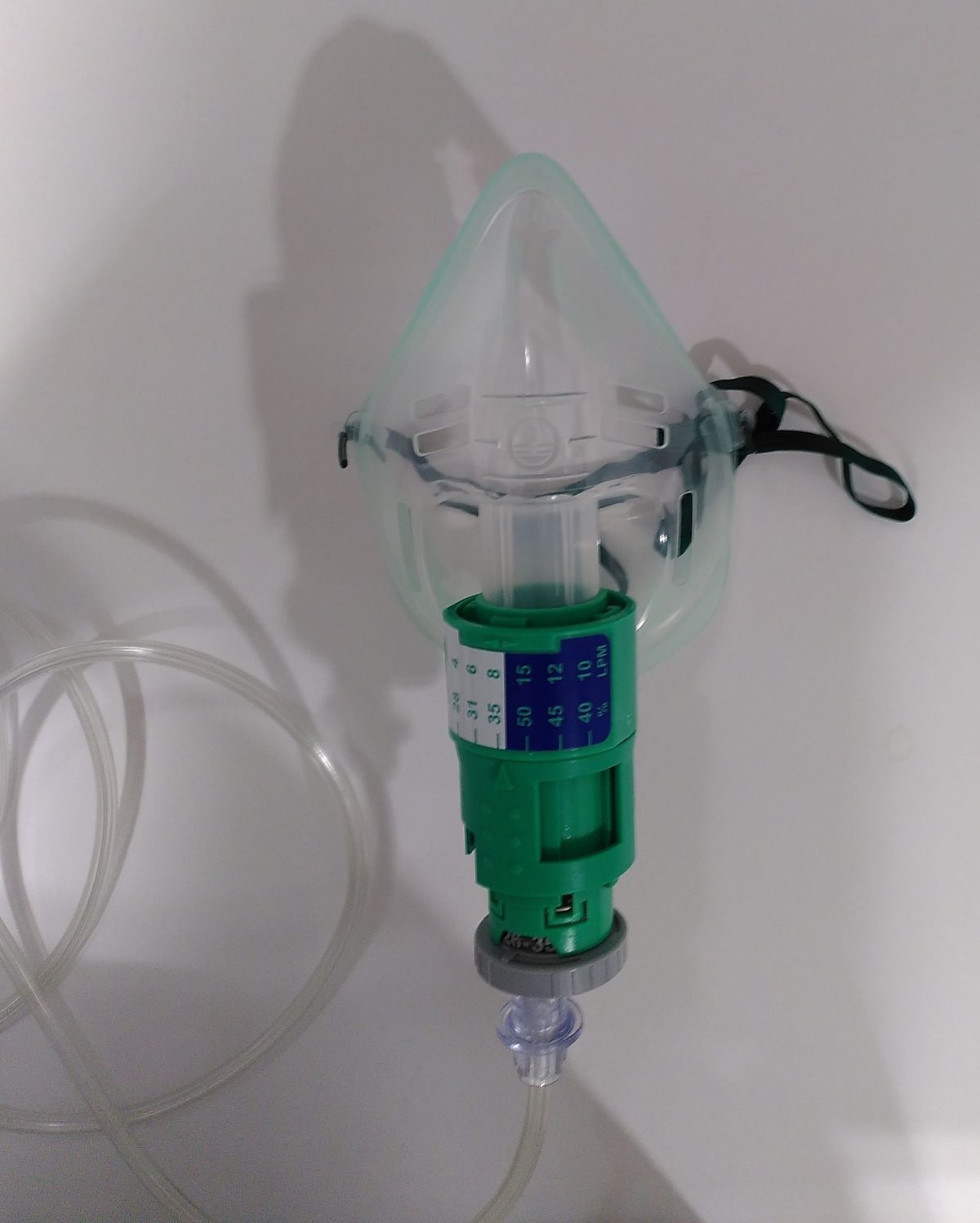 Mascareta venturi d'administració d'oxigen. Hi ha una màscara de plàstic flexible verd-transparent, amb una veta elàstica verda que es fixa als dos laterals de la màscara. Per davant la part del mentó de la màscara en surt el tub rodó on encaixa el dispositiu Venturi, un cilindre verd compost de dues peces. A la superior hi ha la retolació del percentatge d'oxigen i flux que corresponen a cada marca. La part inferior és un cilindre que va una mica per sobre del cos de l'anterior, té un quadrat foradat en un lateral i una fletxa que assenyala les marques superiors. Aquest mecanisme es belluga ajustant la fletxa amb les marques del cilindre superior, fent més gran o més petit l'orifici resultant. A la part inferior d'aquest cilindre s'hi connecta un tub que es connectaria amb una font d'oxigen