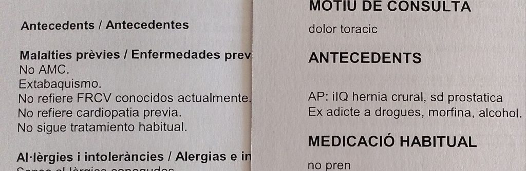 Foto de dos retalls d'informe clínic. El de l'esquerra, sota de malalties prèvies hi diu: " No AMC. Extabaquismo. No refiere FRCV conocidos actualmente. No refiere cardiopatia previa. No sigue tratamiento habitual." En el de la dreta, sota antecedent hi diu: " AP: IQ hèrnia crural, sde prostàtica, ex adicte a drogues, morfina, alcohol"